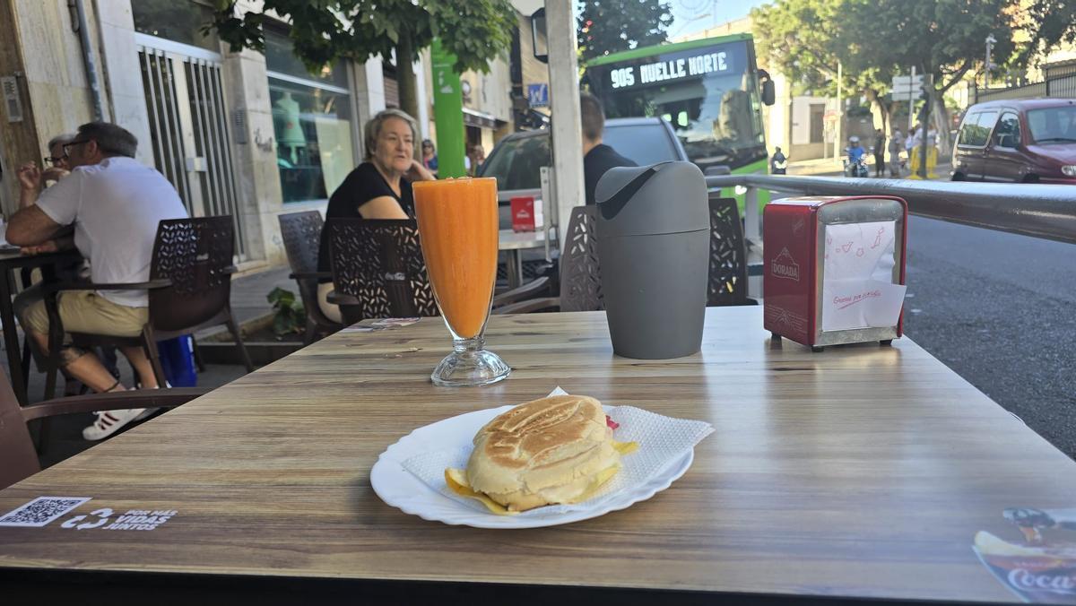Pequeñas papeleras colocadas en las mesas de la terraza de la cafetería Coral, situada en la calle Méndez Núñez.