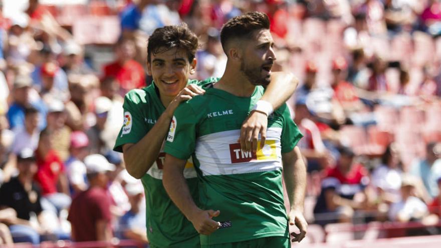 Gonzalo Villar felicita a Nacho Gil tras el primer gol en Almería