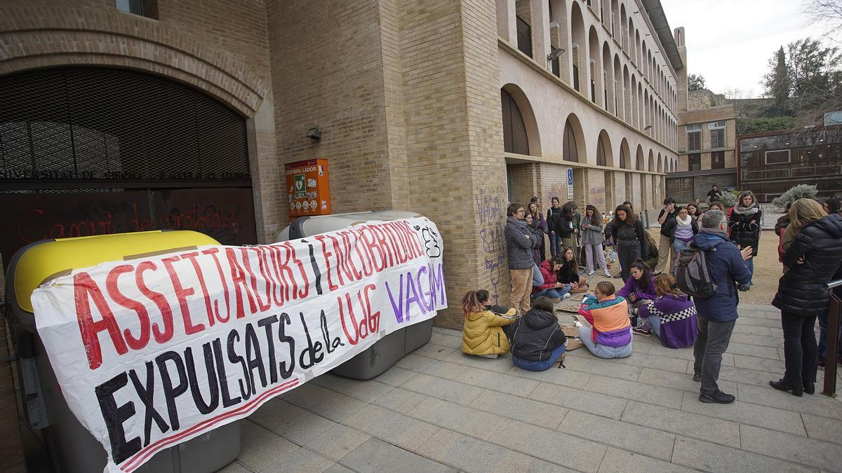 Els piquets per la vaga feminista bloquegen l'entrada al Campus del Barri Vell de la UdG