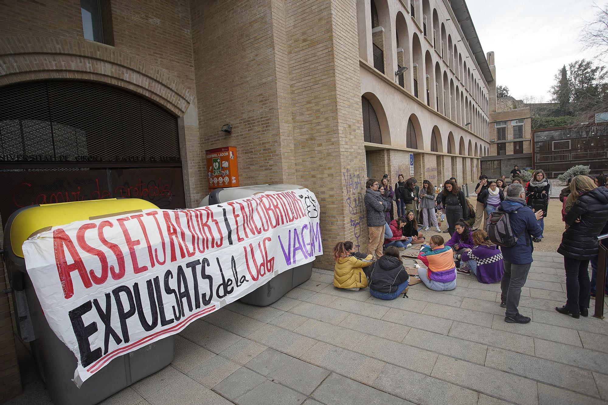 Els piquets per la vaga feminista bloquegen l'entrada al Campus del Barri Vell de la UdG