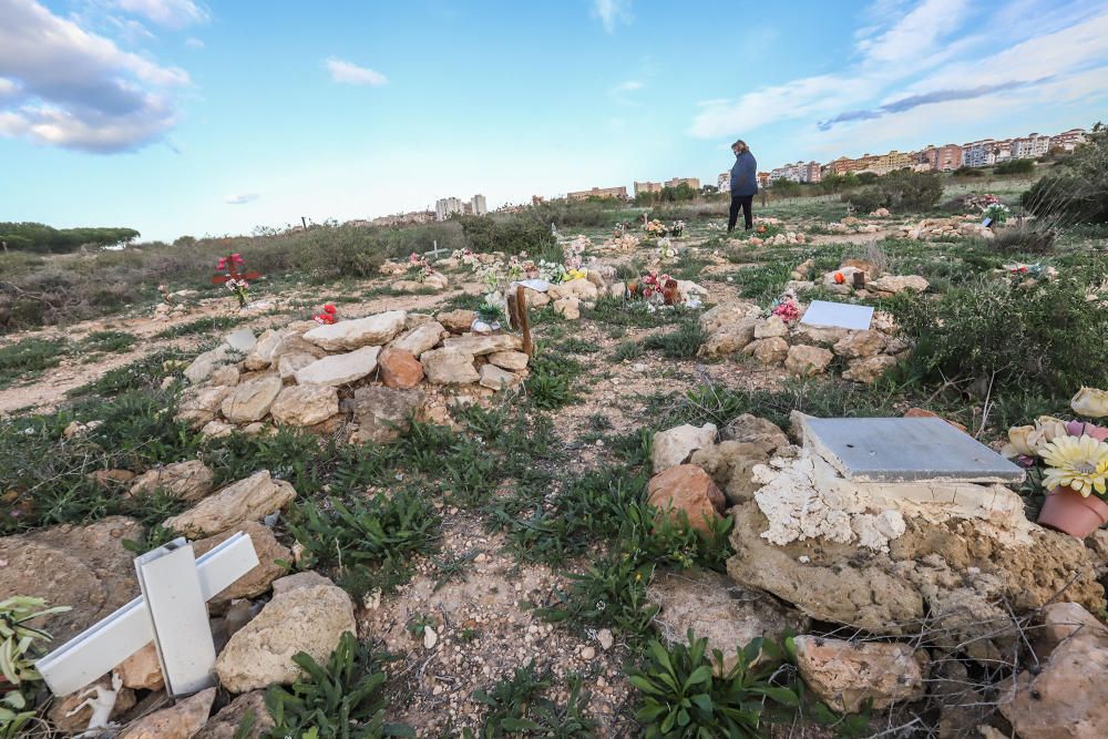 Junto al parque de Lo Albentosa de Torrevieja se extienden fosas y lápidas en una práctica no regulada