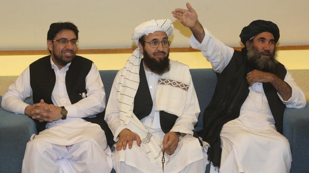 La delegación de los talibanes con su líder , el mulá Abudl Salam Zaeef (derecha), en Doha.