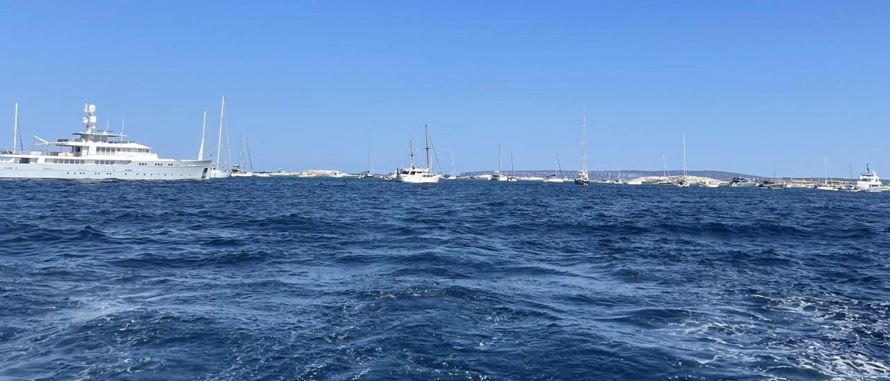 Filas de barcos frente a ses Illetes, en agosto de 2022.