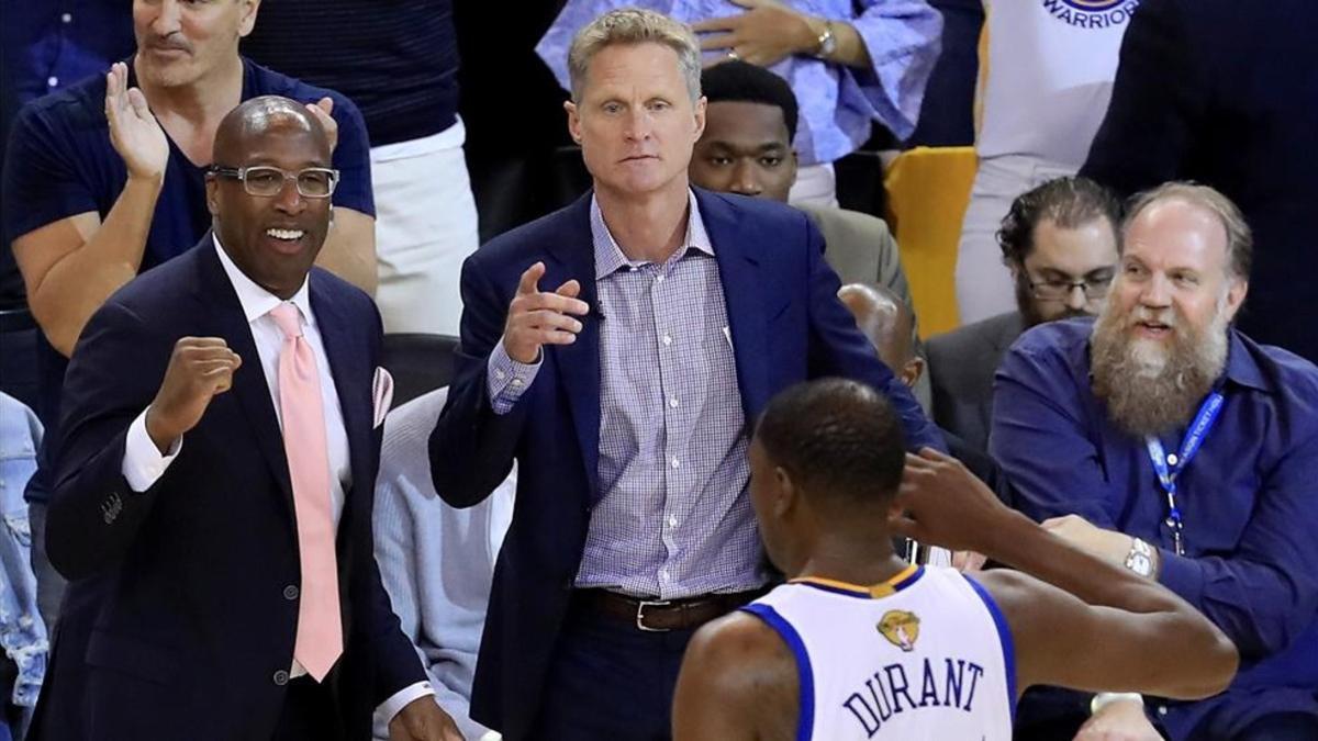 Steve Kerr, dando instrucciones a Kevin Durant, en el segundo partido de la fnal