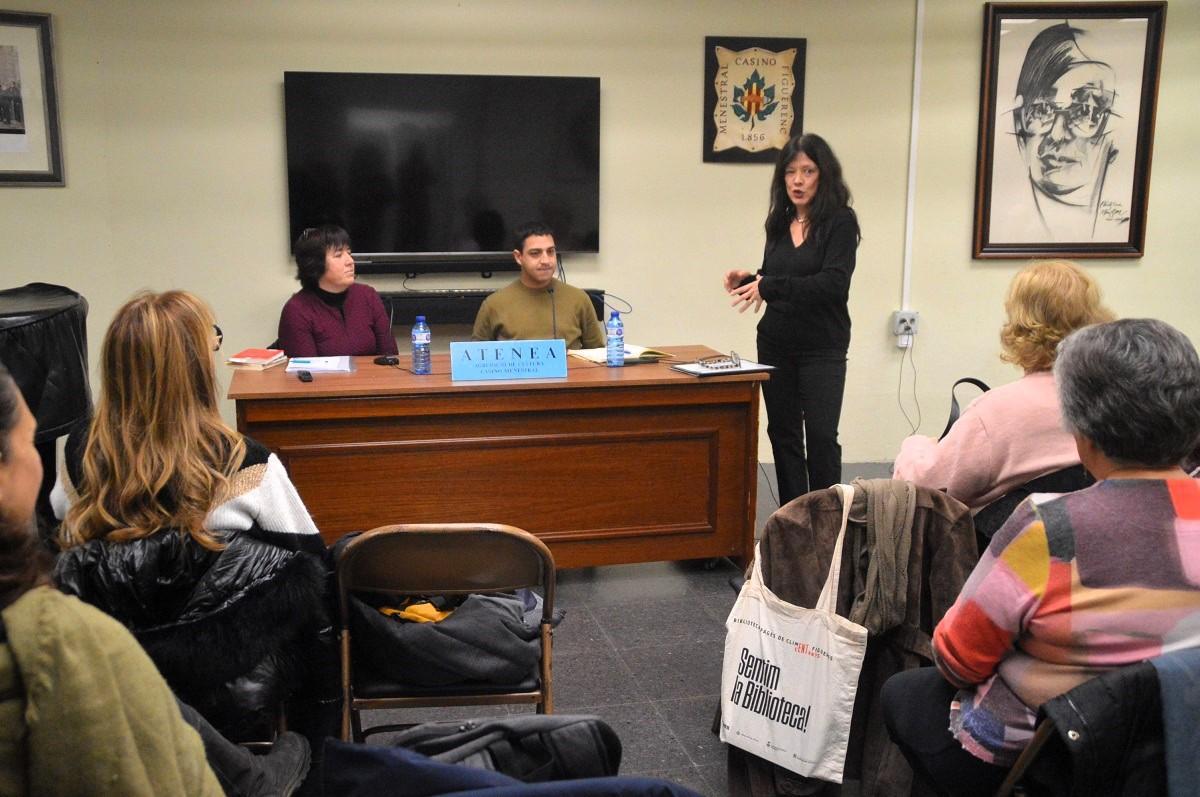 La presidenta d’Atenea, Àngels Vila, presentant els dos ponents