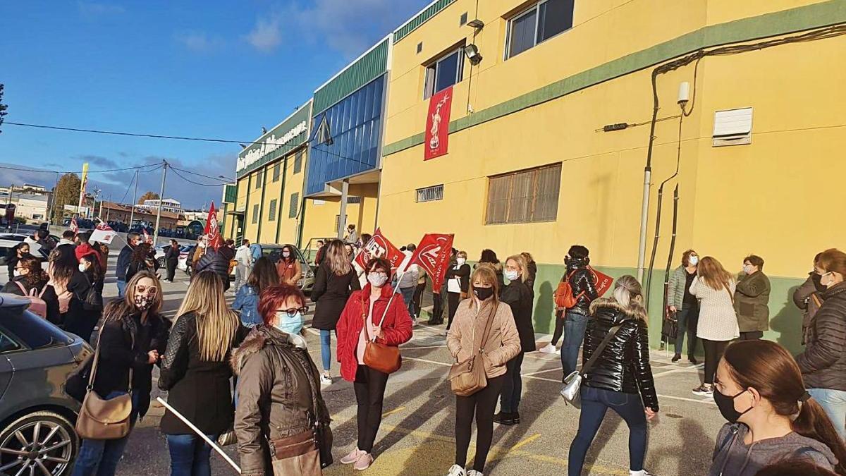 Acusan a una cooperativa de fruta de cerrar ayer para trabajar este sábado