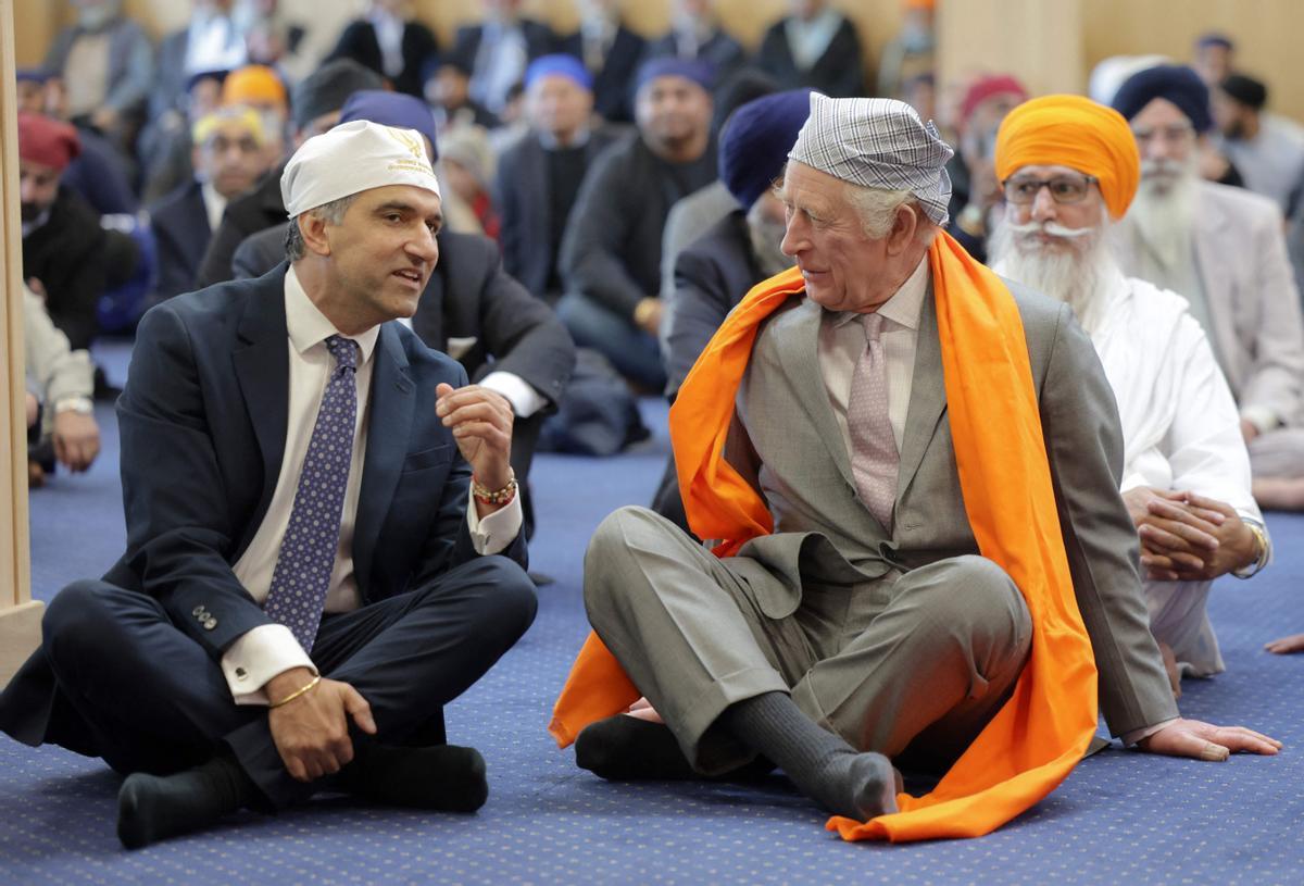 El Rey Carlos III visita el Guru Nanak Gurdwara Luton, donde se brinda enseñanza y práctica religiosa sij para todos los miembros de la comunidad y proporciona servicios sociales voluntarios para los ancianos, jóvenes y otros grupos de la comunidad.