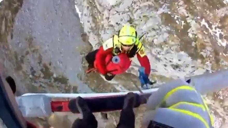 Rescatados dos montañeros atrapados por el hielo en la vertiente cántabra de los Picos de Europa