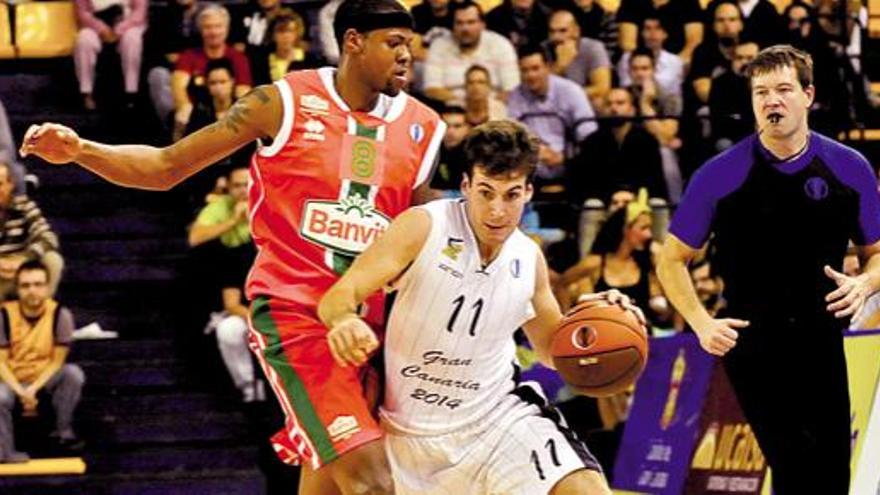 Tomás Bellas intenta superar la presión de Chuck Davis durante la visita del Banvit BK al CID. i ANDRÉS CRUZ