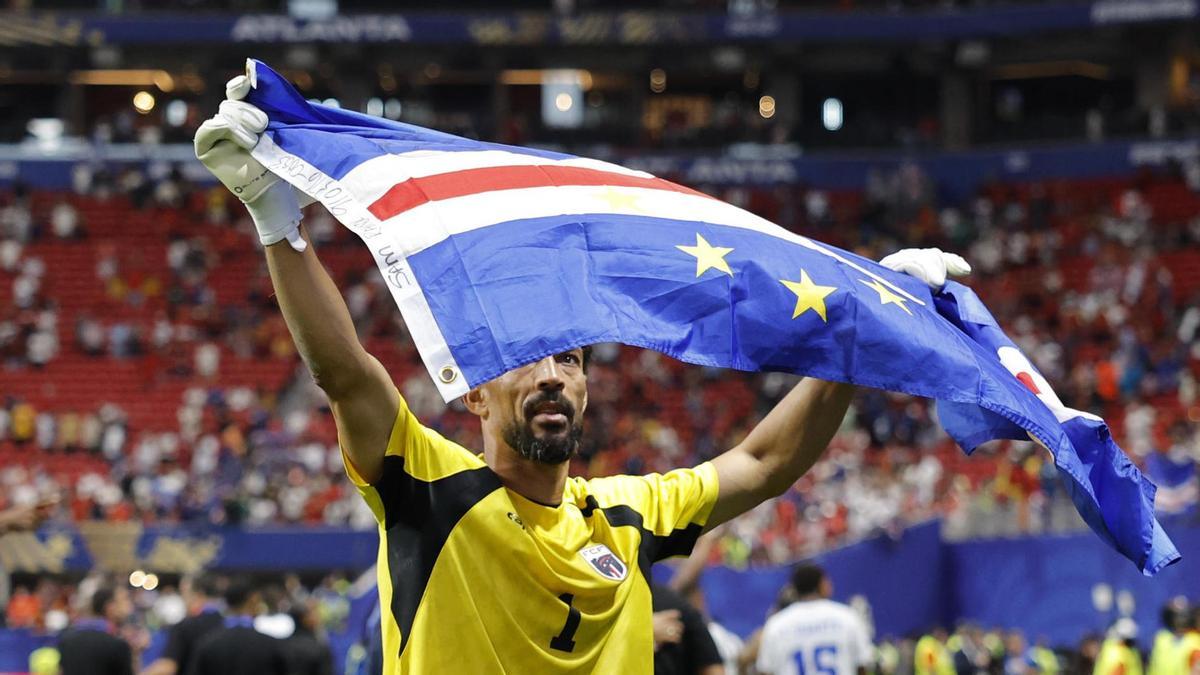 Vozinha, portero de Cabo Verde, que se medirá a Argentina, muestra la bandera su país, que ha frmado toda una gesta