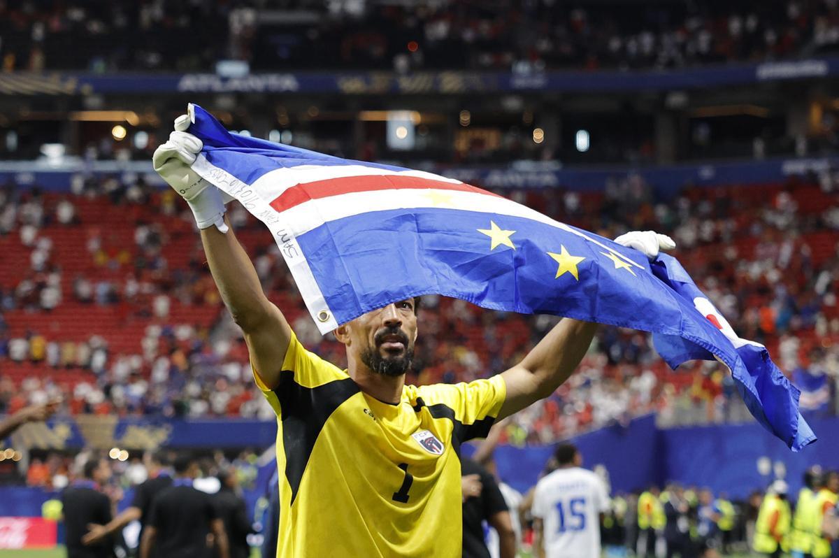 Vozinha, portero de Cabo Verde, que se medirá a Argentina, muestra la bandera su país, que ha frmado toda una gesta