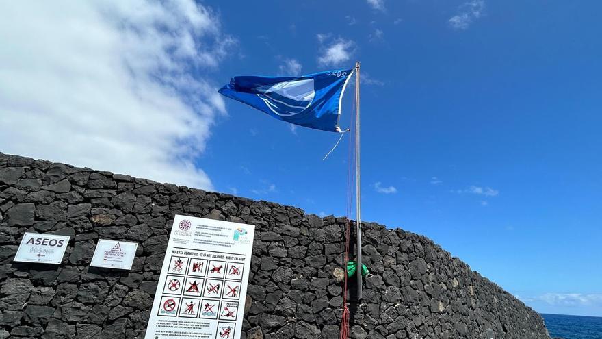 La Bandera Azul ondea por primera vez en la piscina natural de Jóver