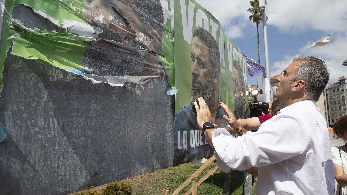 Javier Ortega Smith realiza un recorrido por diferentes calles del centro de Pontevedra