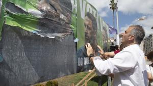 Javier Ortega Smith junto a un cartel de Santiago Abascal durante la pasada campaña para el 23J.