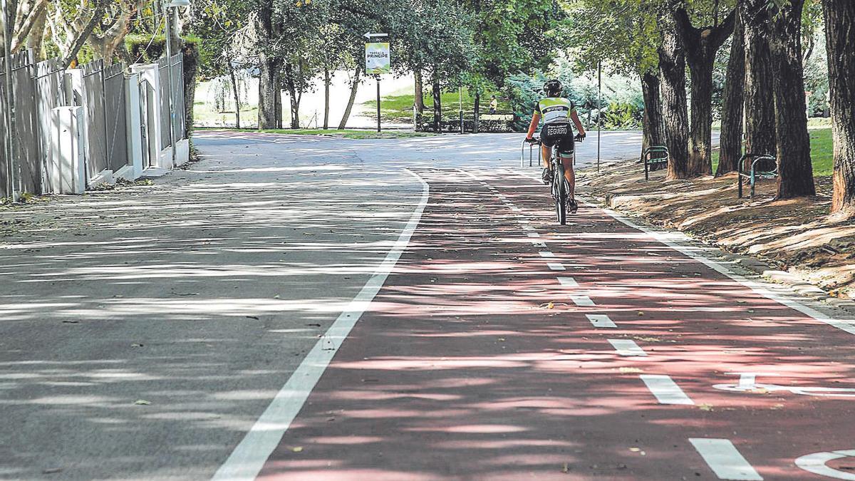 Un ciclista, al fondo, en el carril bici que se ha hecho en el parque del Príncipe.