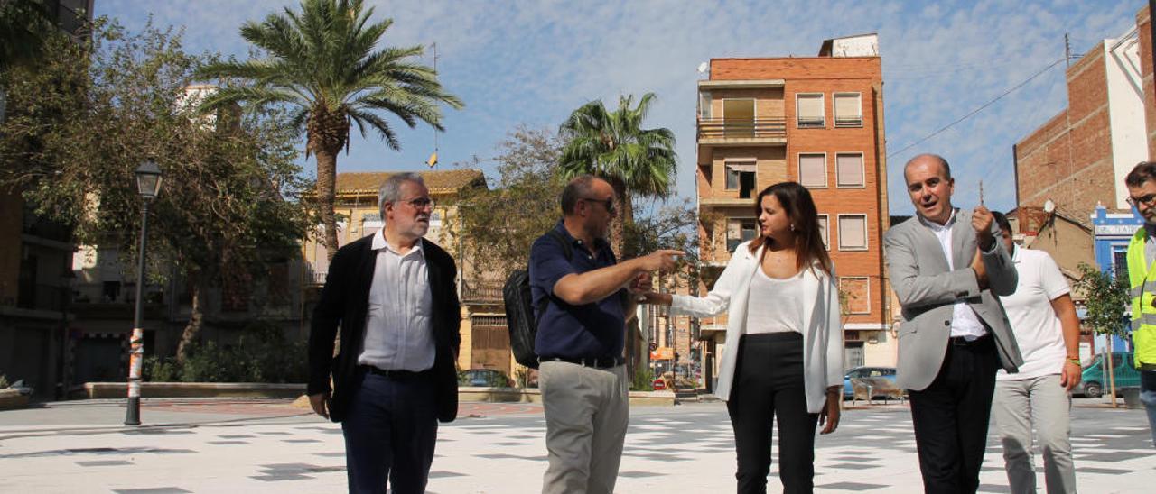 La vicealcaldesa, Sandra Gómez, durante la visita ayer a las obras de la plaza Lorenzo de la Flor.