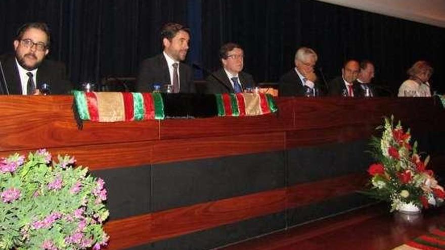 Luis Fernando García Martín (i), durante la lectura del pregón.