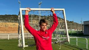 Pol Arnau bromea con una pequeña portería de entrenamiento, en la ciudad deportiva del Logroñés