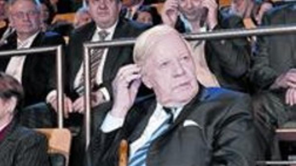 Salud frágil 8 Helmut Schmidt, en una televisión de Hamburgo.