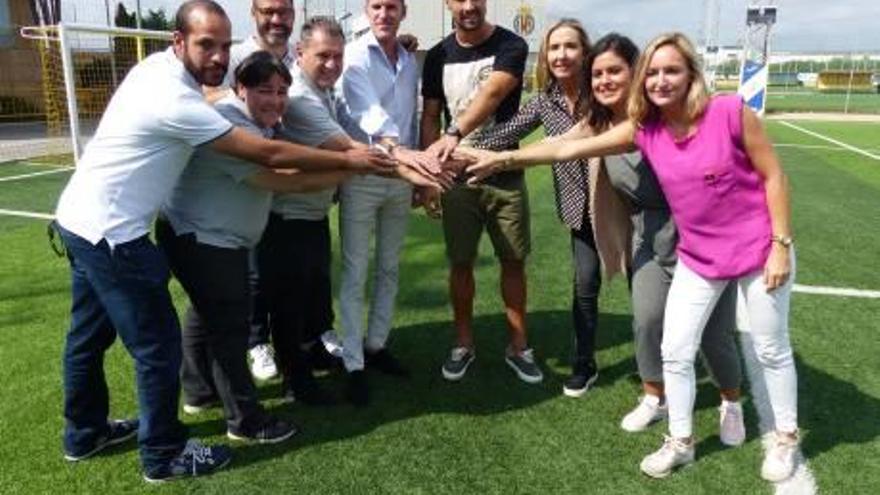 Organizadores del torneo junto a Sergio Asenjo.