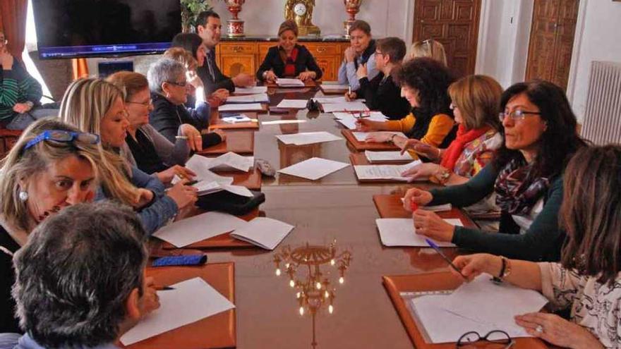 Valdeón preside el Consejo de la Mujer, reunido ayer en el Ayuntamiento.