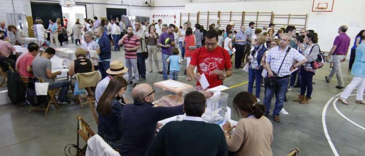 Votantes el domingo en el CEIP García Barbón. // Ricardo Grobas