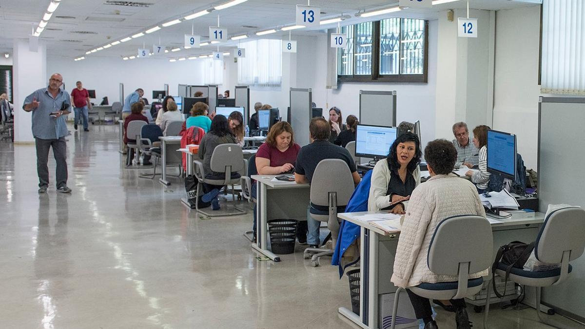 Ciudadanos en las oficinas de Hacienda