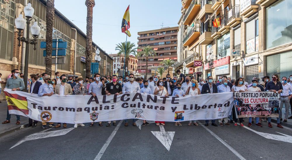 Más de un millar de personas se manifiestan en la puerta de la Plaza de Toros de Alicante por la Tauromaquia.