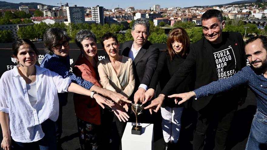 María Guerra y Fernández Lores, en el centro, acompañados de otros organizadores de la gala y concejales, en el Pazo da Cultura de Pontevedra, ante la figura del premio Feroz. |   // RAFA VÁZQUEZ