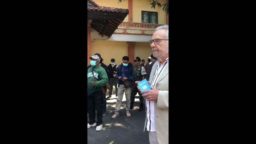 El relator aragonés de la ONU, Pedro Arrojo, atacado por un grupo paramilitar en Bali (Indonesia).