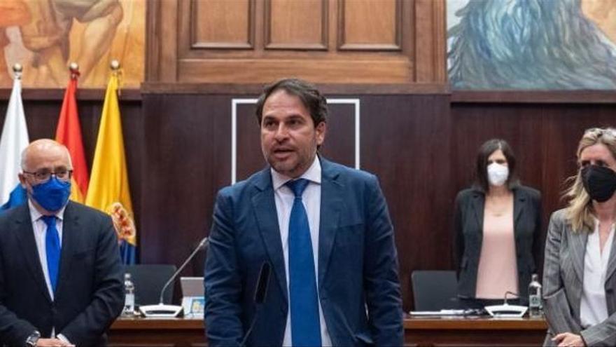 Javier Ramos Aparicio, sustituto de Juan Ruiz en la corporación insular, juró su cargo como representante de Ciudadanos e intervino en el Pleno con una pregunta al gobierno sobre municipalización de una calle de Teror