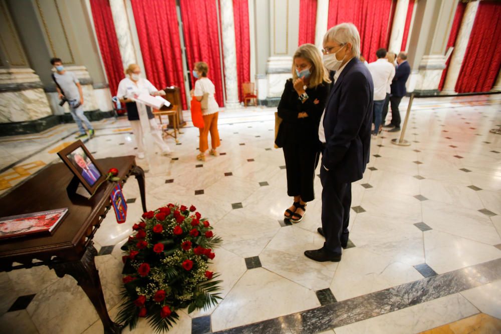 Firma del libro de condolencias por la muerte de Ramón Vilar