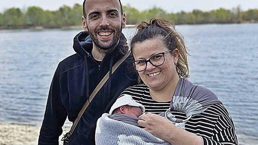 La pequeña Laia con sus padres Pere y Mercé.