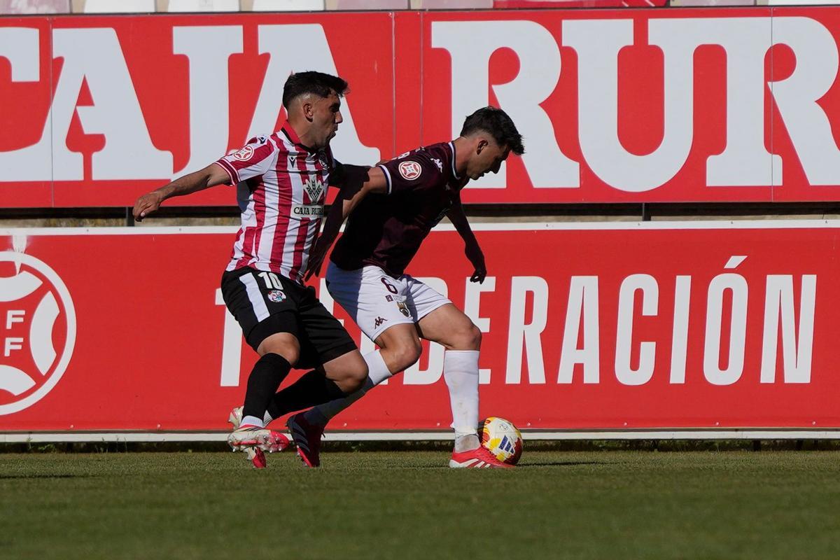 Carlos Ramos presiona a un rival