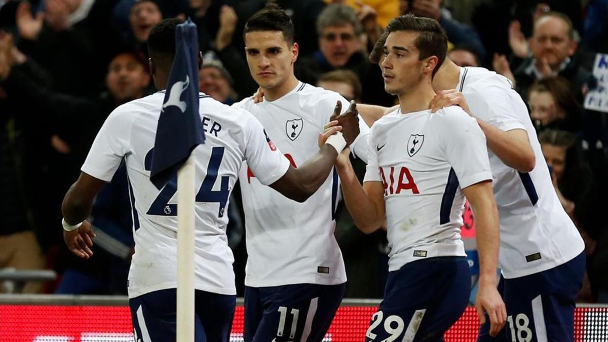 Los jugadores del Tottenham celebran su segundo gol