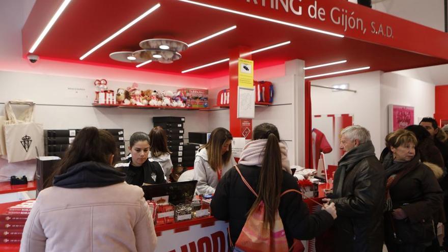 Aficionados, en la tienda del Sporting de El Molinón, comprando camisetas.