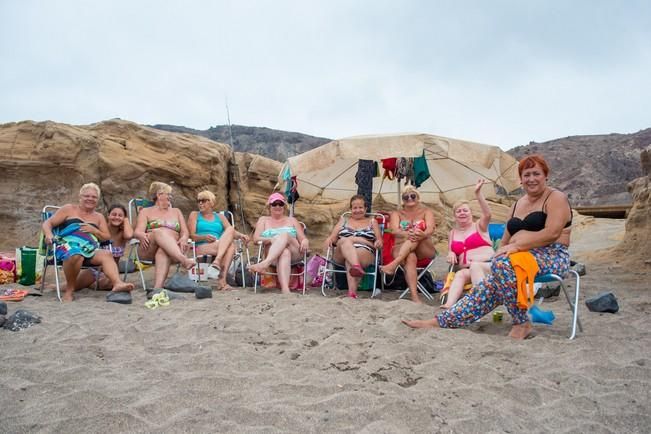 Dia de lunes festivo en la Playa del Confital