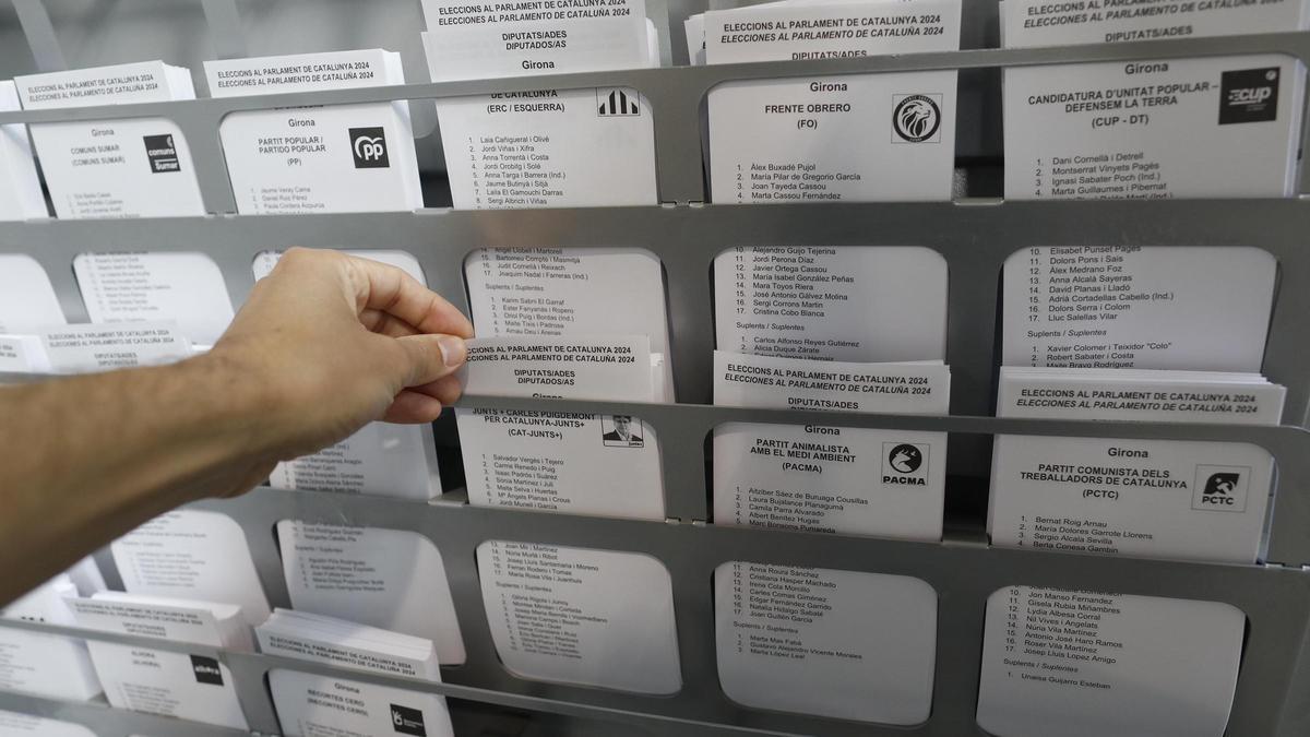 Un ciutadà decideix el seu vot per a les eleccions a Catalunya.