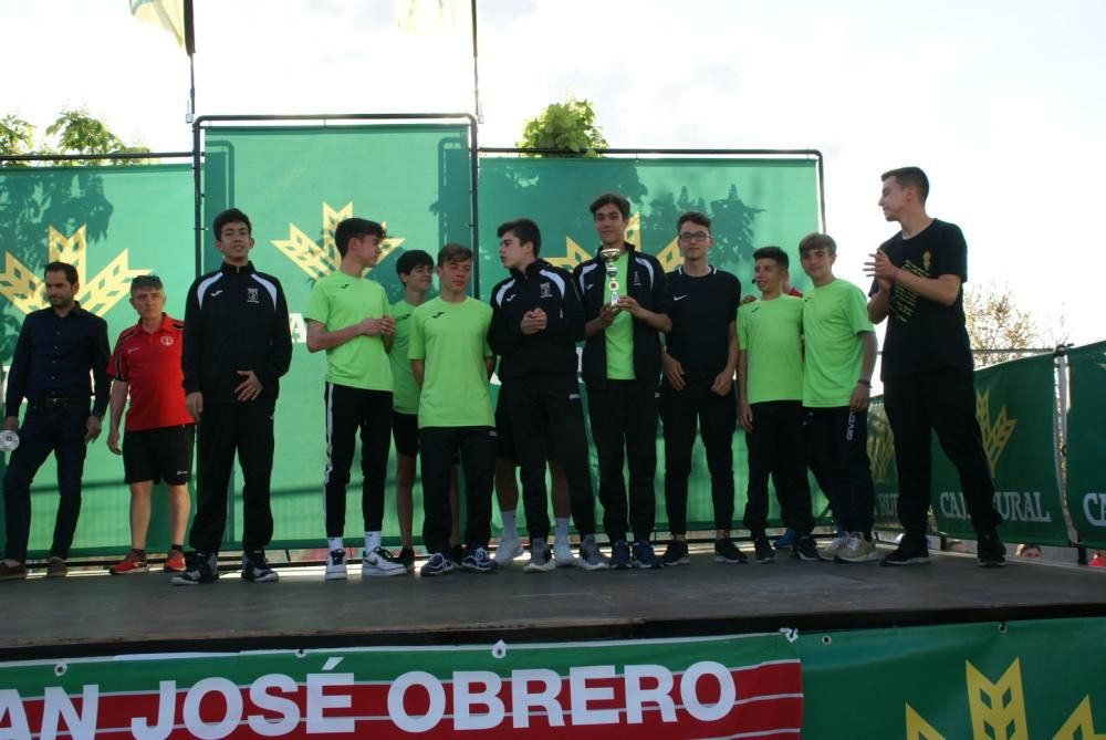 Los jugadores recogen sus medallas y trofeos.