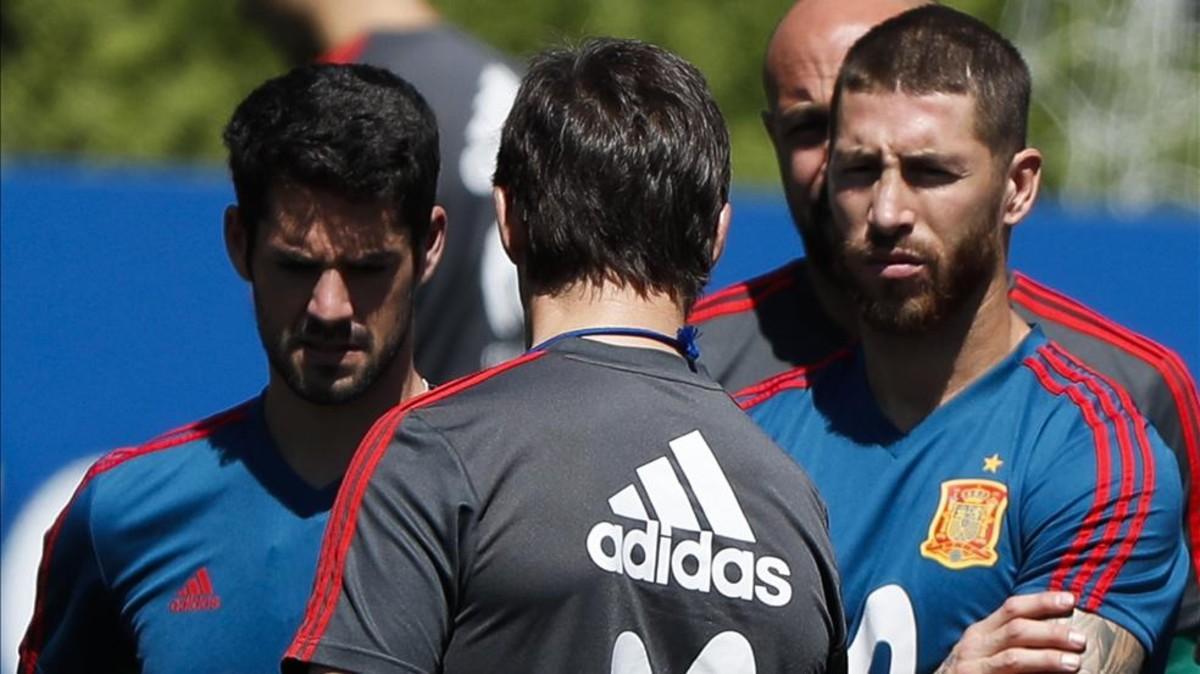 Lopetegui, charlando hoy con Sergio Ramos e Isco