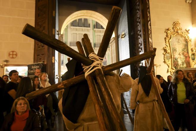La Hermandad Penitencial del Perdón protagoniza una de las procesiones más sobrecogedoras de la Semana Santa de Alicante