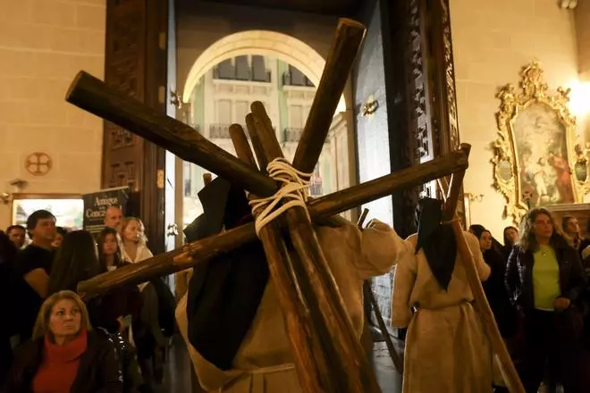 La Hermandad Penitencial del Perdón protagoniza una de las procesiones más sobrecogedoras de la Semana Santa de Alicante