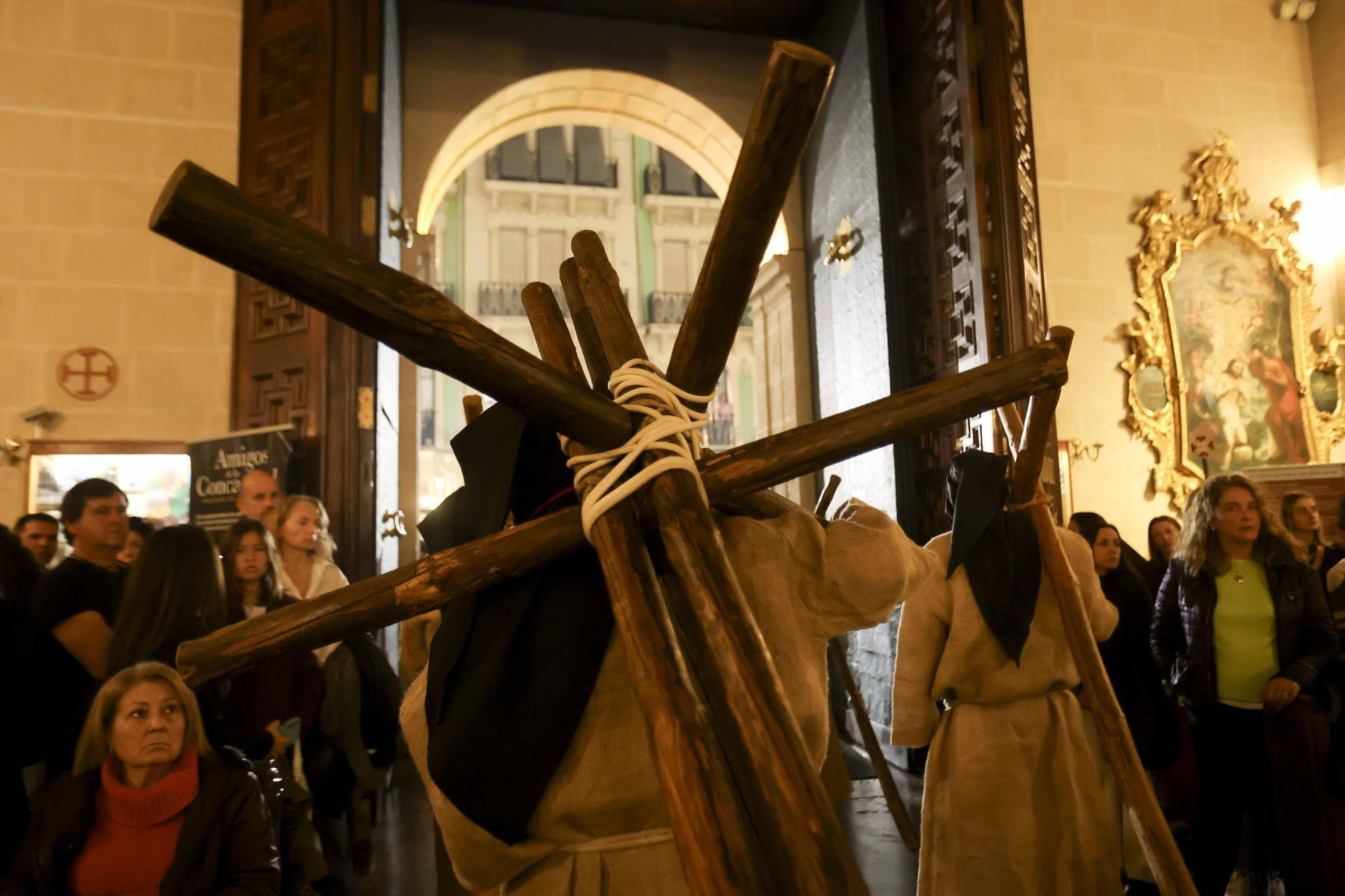 La Hermandad Penitencial del Perdón protagoniza una de las procesiones más sobrecogedoras de la Semana Santa de Alicante