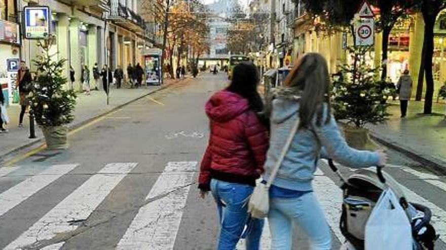 El carrer d&#039;Àngel Guimerà convertit en una &#039;pseudozona&#039; de vianants aquest Nadal passat