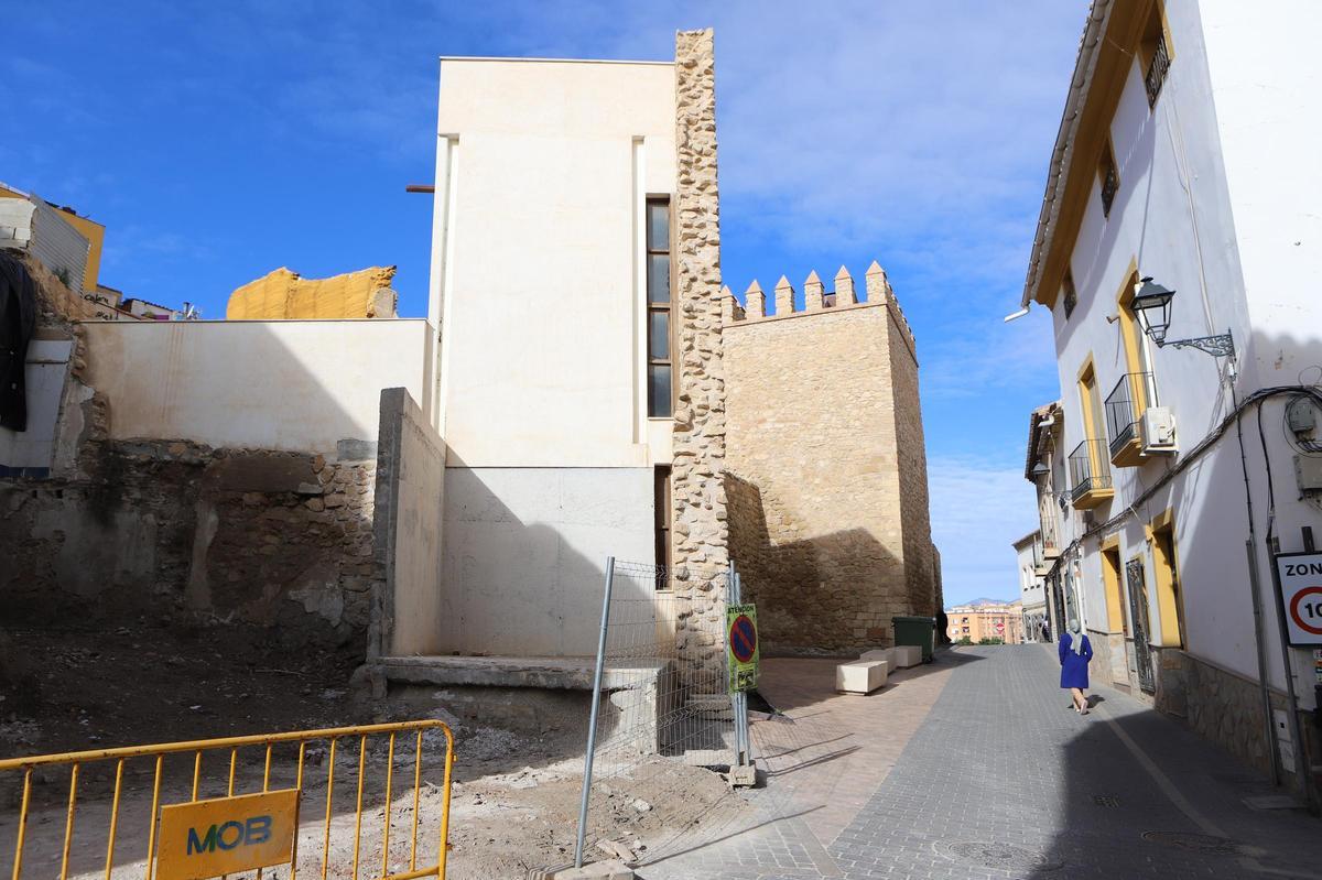 El derribo sacaba a la luz dos paños de la torre 9.
