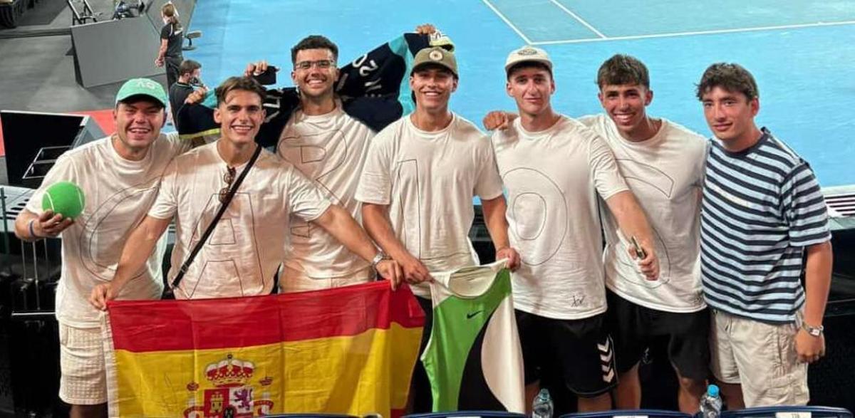 El grupo de españoles invitados por Alcaraz a la semifinal del Open de Australia.