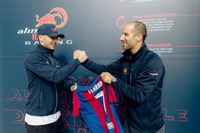 La fusión perfecta entre vela y fútbol: Ferran Torres visita la base de Alinghi Red Bull Racing como parte de la organización Kick out Plastic