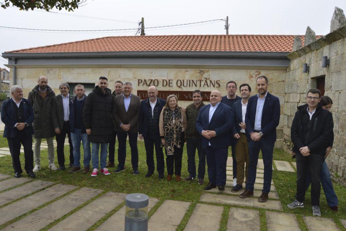 Louzán y Martín, con directivos de clubes locales. | FDV