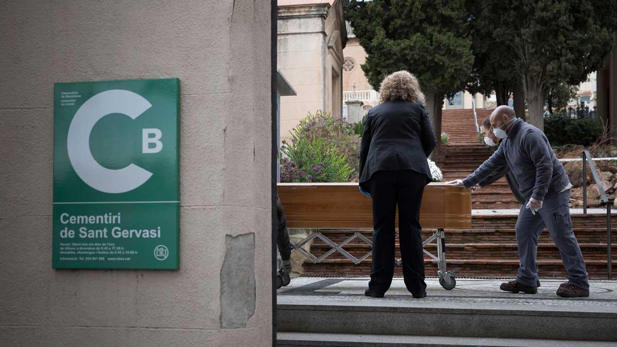 Barcelona registra 382 muertes por coronavirus, 91 de ellas en residencias. En la foto, un entierro de una víctima de la enfermedad en el cementerio de Sant Gervasi de Barcelona.