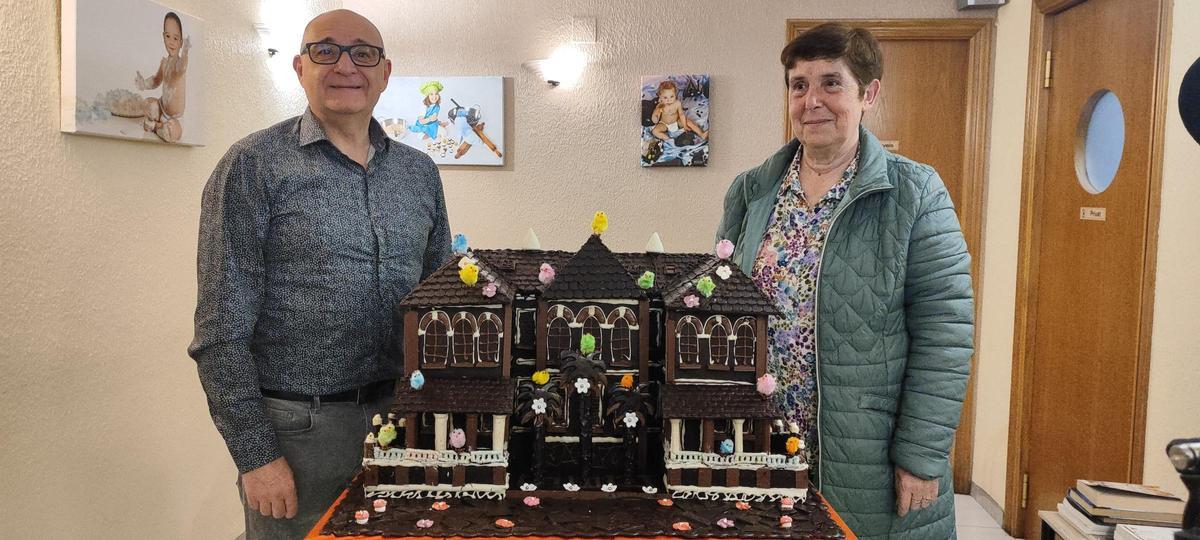 La mona que ha elaborado este año está dedicada al antiguo colegio San Sebastián, de Vinaròs, donde estudió de pequeño el pastelero.